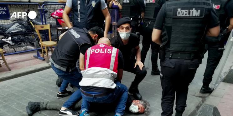 Liberado fotógrafo de la AFP detenido en Estambul cuando cubría marcha del Orgullo